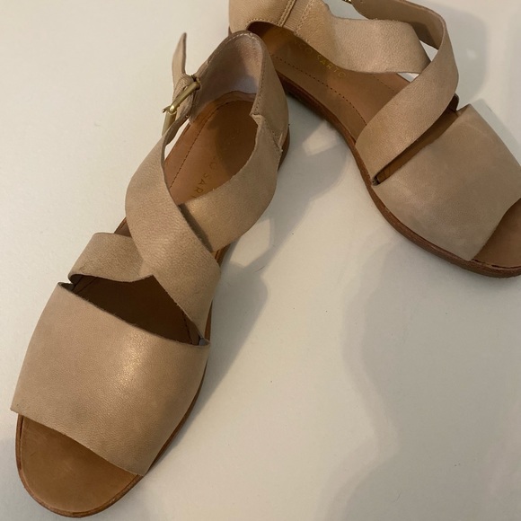 FRANCO SARTO tan leather flat sandals with ankle buckle. Size 7.5 - Picture 3 of 5